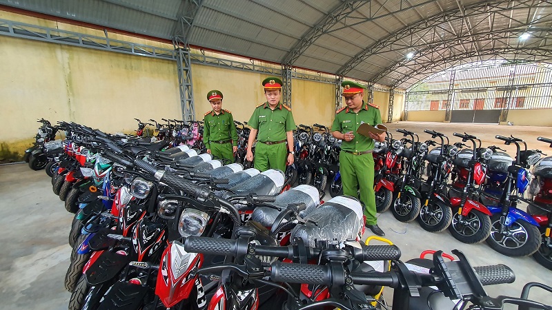 B&oacute;c trần kho phụ t&ugrave;ng xe điện lậu: Hiểm họa ch&aacute;y nổ r&igrave;nh rập người d&acirc;n