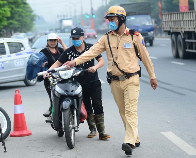 Cảnh sát giao thông thẳng thắn cảnh báo về độ tuổi lái xe 50cc và xe điện
