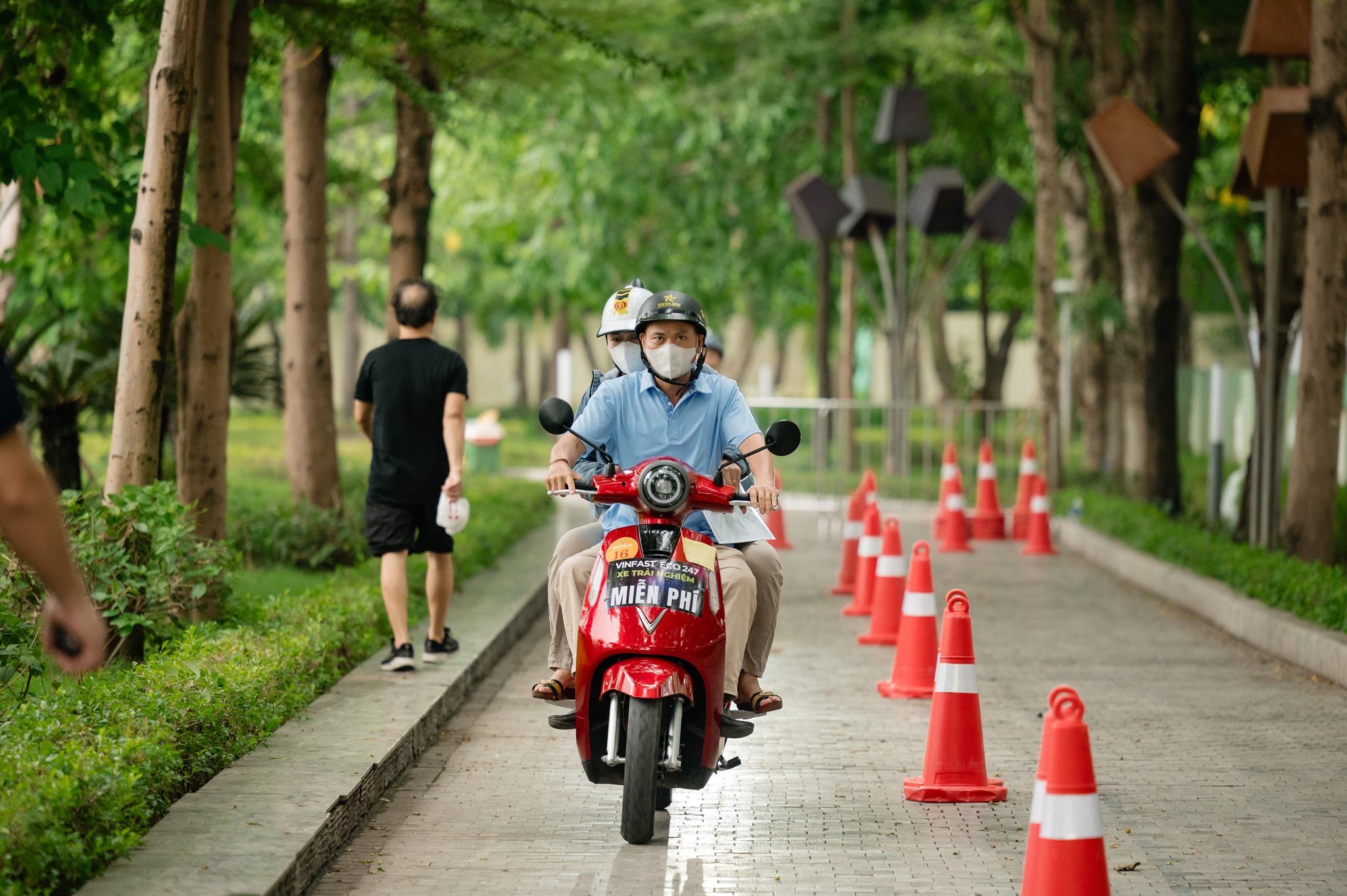 VinFast Khẩn Thiết Cảnh Báo: Chìa Khóa Sống Còn Khi Vượt Qua "Biển Nước" Đô Thị VinFast Khẩn Thiết Cảnh Báo: Chìa Khóa Sống Còn Khi Vượt Qua "Biển Nước" Đô Thị