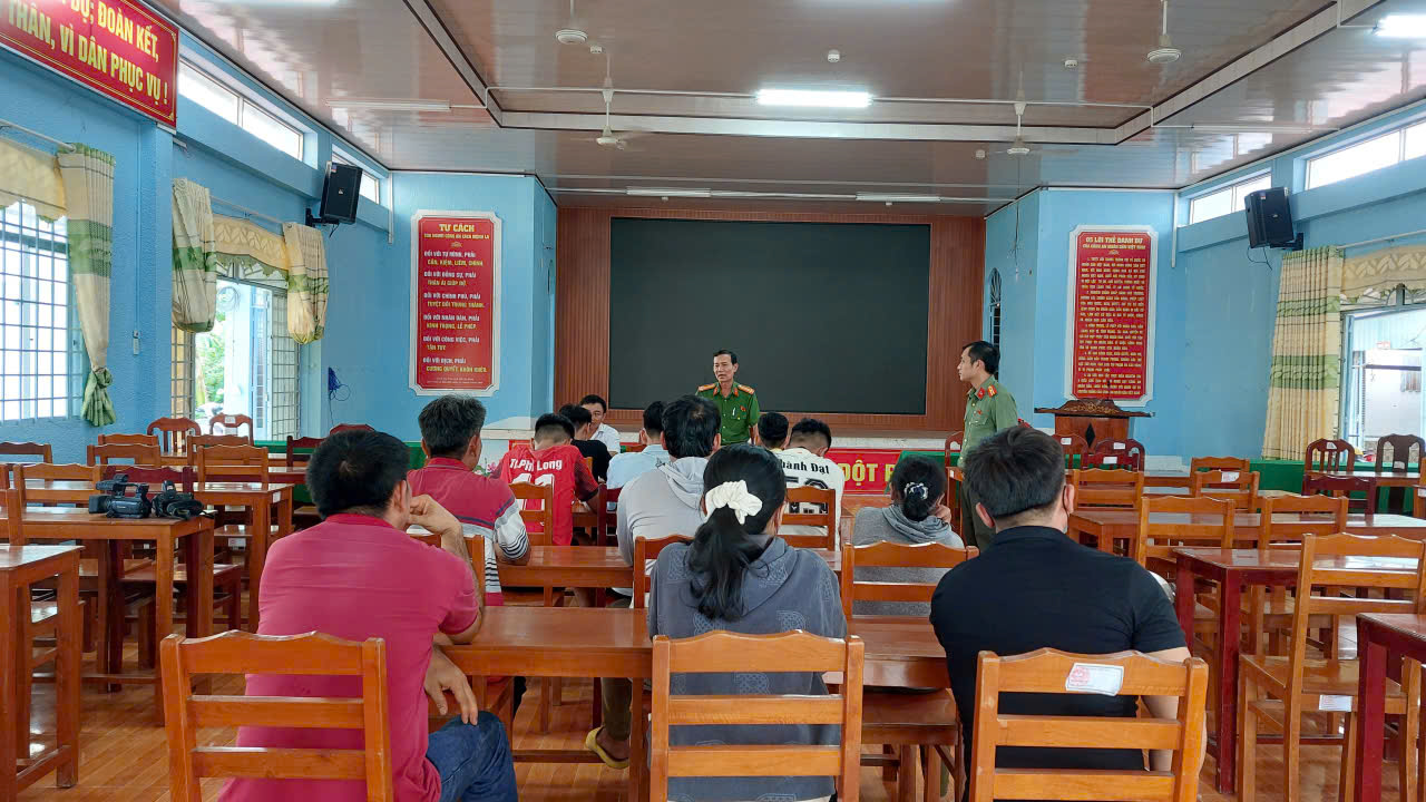 C&ocirc;ng an l&agrave;m việc với 9 phụ huynh c&oacute; con độ chế xe đạp điện