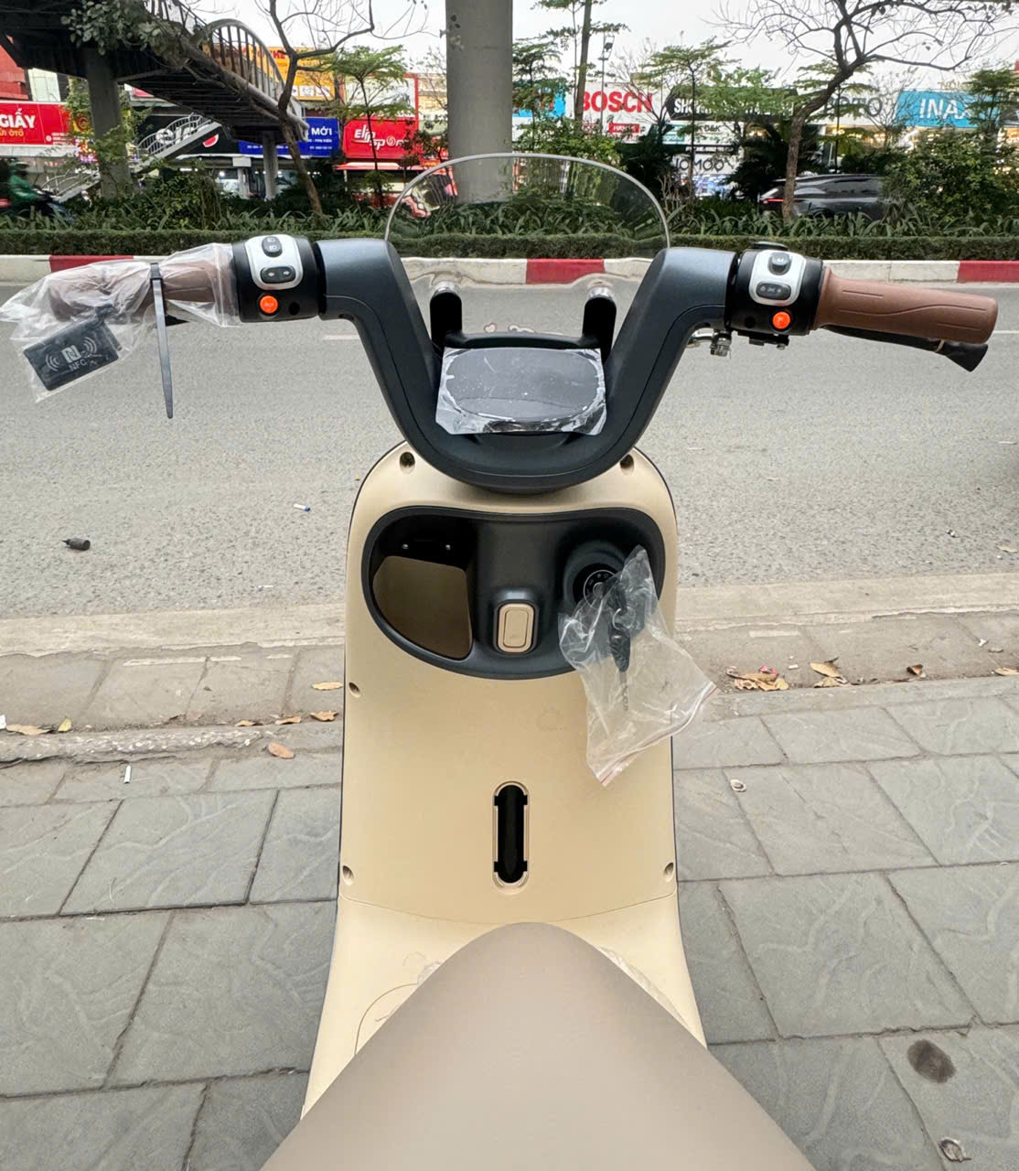 C&ocirc;ng an l&agrave;m việc với 9 phụ huynh c&oacute; con độ chế xe đạp điện