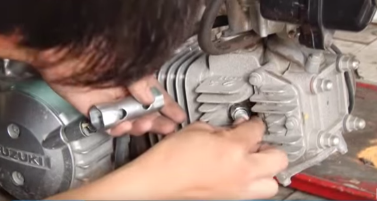 thay bugi xe máy 50cc bao nhiêu tiền