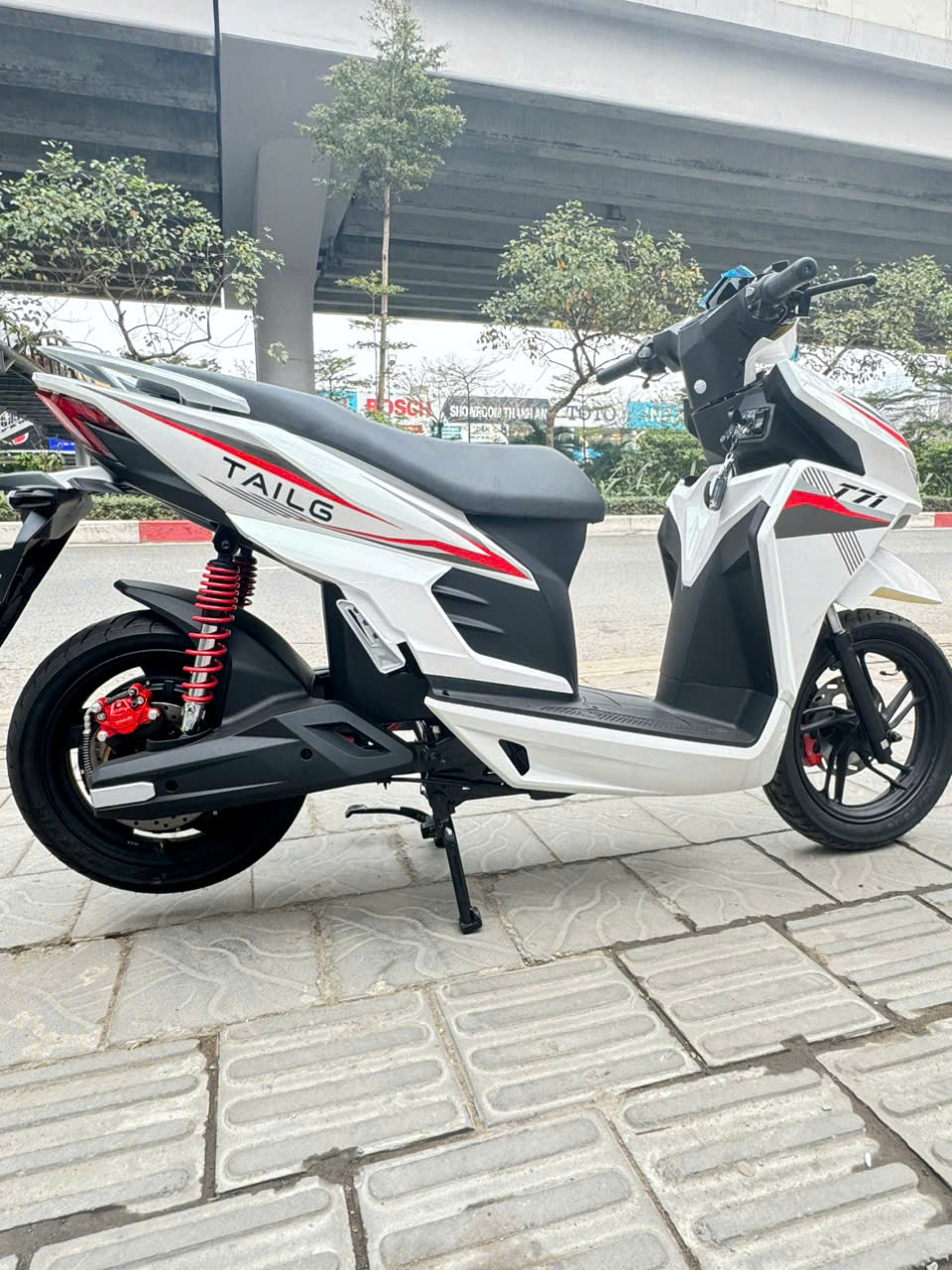 Xe điện 26 triệu đ&aacute;nh thẳng ph&acirc;n kh&uacute;c xe 