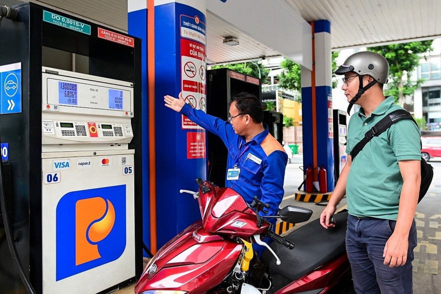 Giá xăng biến động liên tục: Người dùng nên tiếp tục phụ thuộc hay chuyển sang xe điện? Giá xăng biến động liên tục: Người dùng nên tiếp tục phụ thuộc hay chuyển sang xe điện?