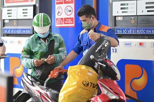 Giá xăng biến động liên tục: Người dùng nên tiếp tục phụ thuộc hay chuyển sang xe điện? Giá xăng biến động liên tục: Người dùng nên tiếp tục phụ thuộc hay chuyển sang xe điện?